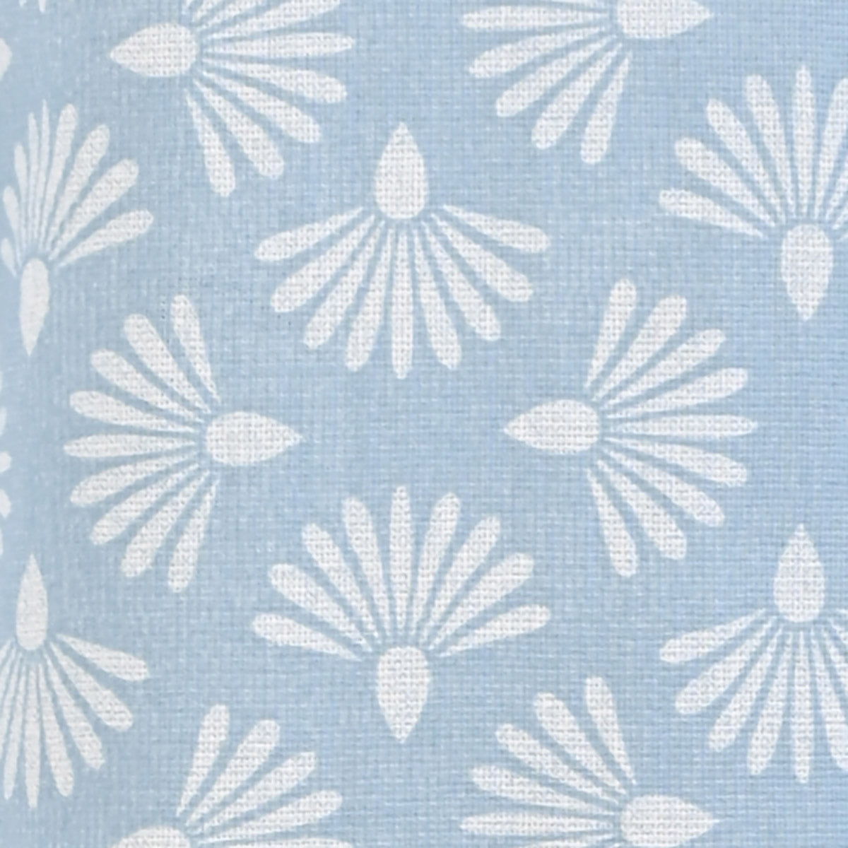 Camisa manga corta azul cielo con flores blancas