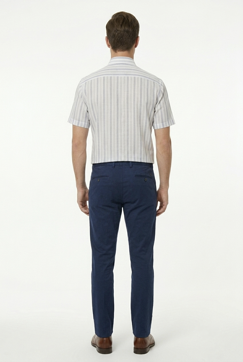 Camisa manga corta un corte moderno rayas azul marino