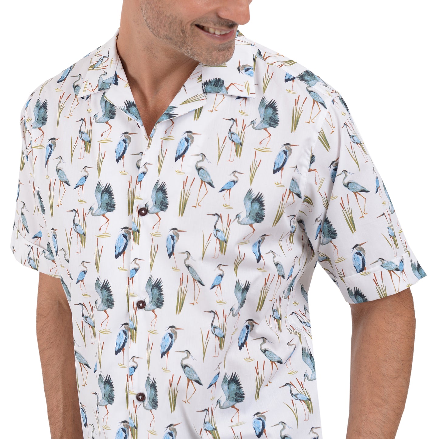 Camisa manga corta cuello con solapa estilo resort y estampado de garzas