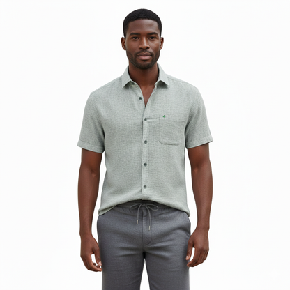 Camisa manga corta verde.