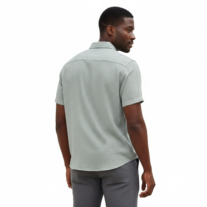 Camisa manga corta verde.