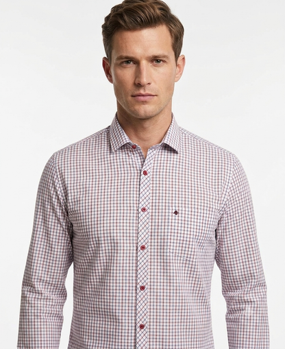 Camisa de vestir con patrón de cuadros y toque moderno en rojo
