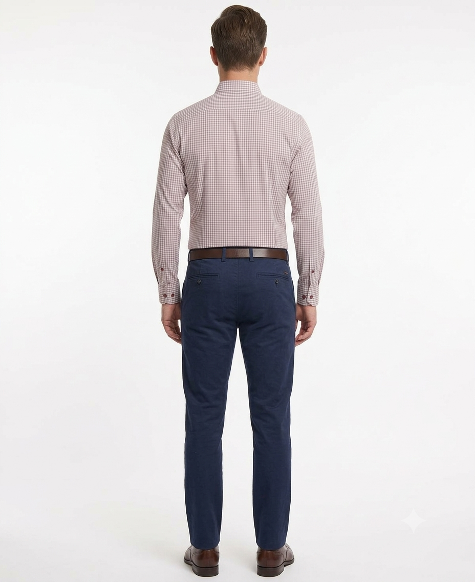 Camisa de vestir con patrón de cuadros y toque moderno en rojo