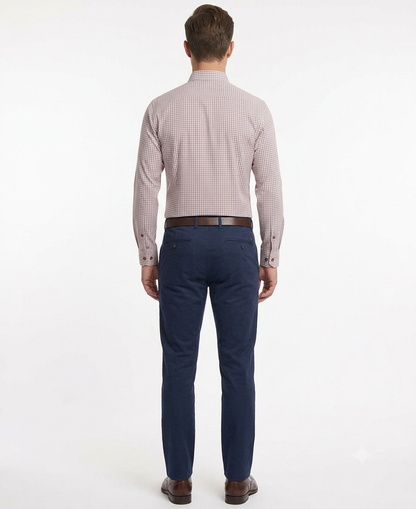 Camisa de vestir con patrón de cuadros y toque moderno en rojo
