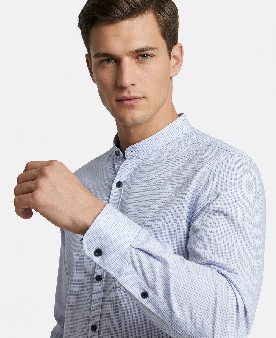 Elegancia Minimalista: Camisa de Cuello Mao en Azul Cielo Texturizado