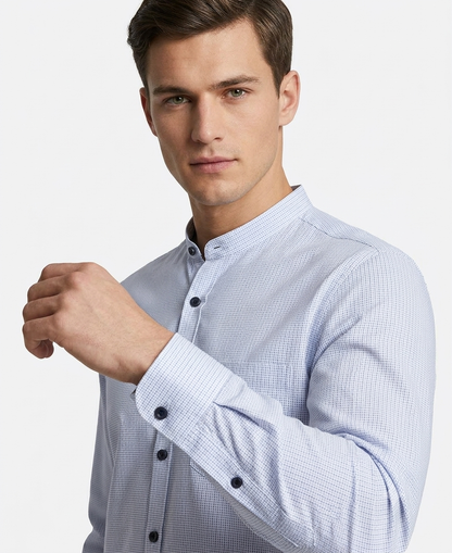 Elegancia Minimalista: Camisa de Cuello Mao en Azul Cielo Texturizado