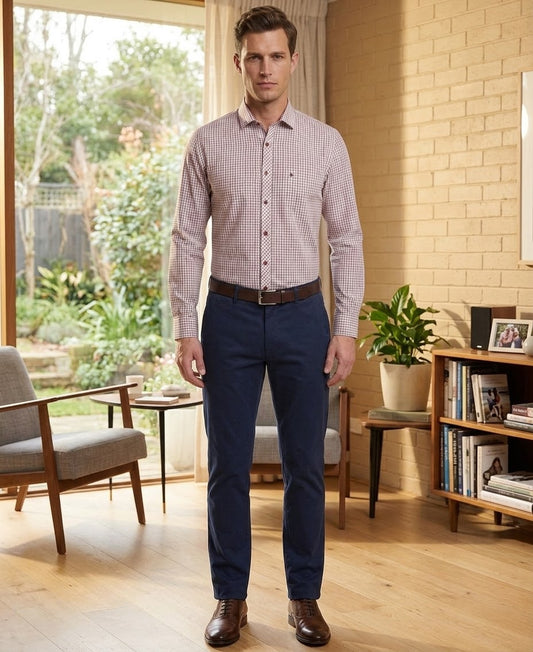 Camisa de vestir con patrón de cuadros y toque moderno en rojo