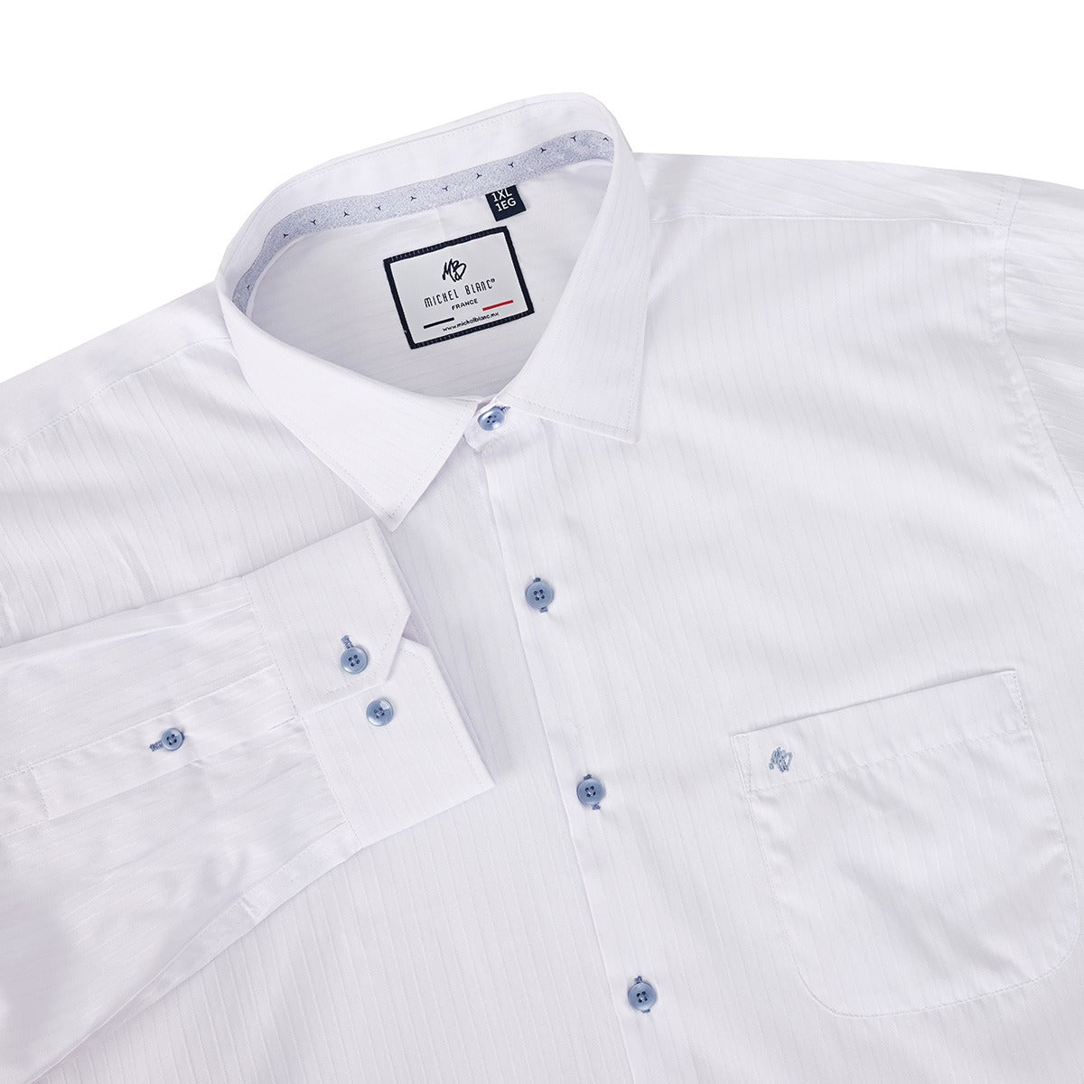 Camisa talla extra blanca con textura botón azul