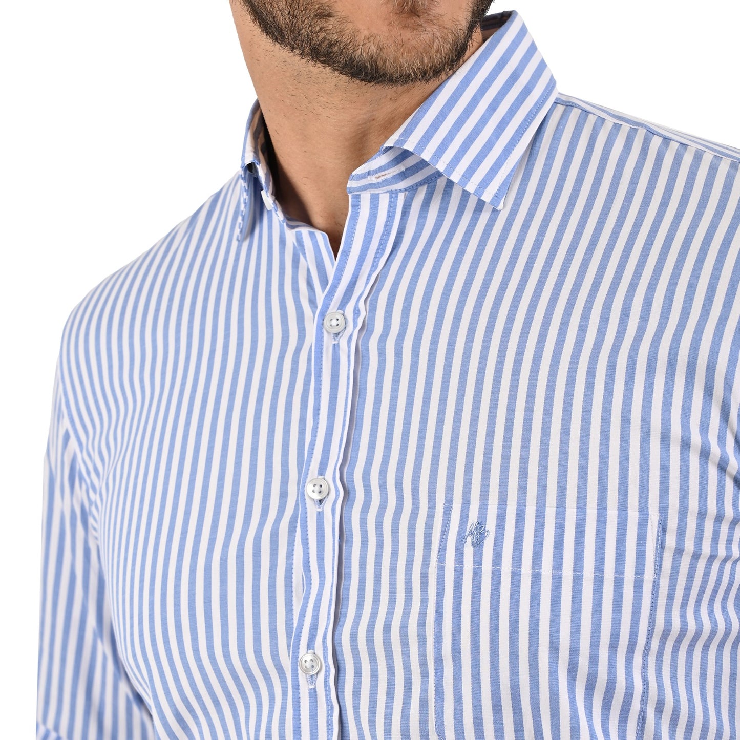 Camisa manga larga rayada azul.