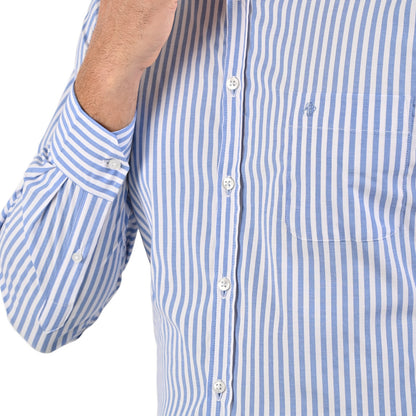 Camisa manga larga rayada azul.