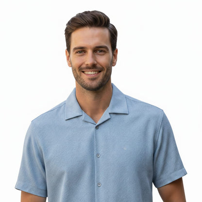 Camisa Manga corta azul cielo.