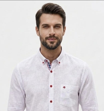 Camisa tipo lino blanca bottom down botón rojo