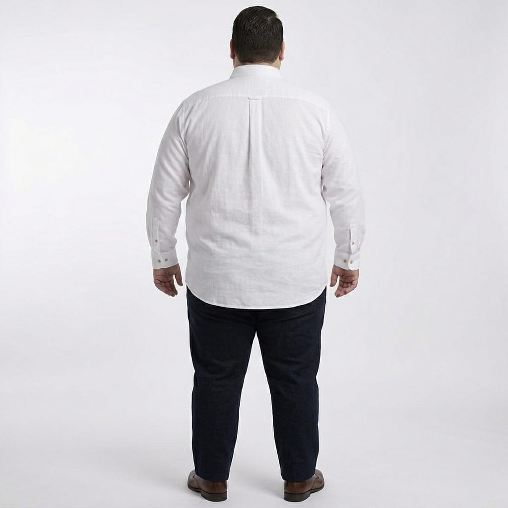 Camisa talla extra blanca con botón beige