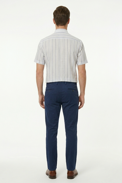 Camisa manga corta un corte moderno rayas azul marino