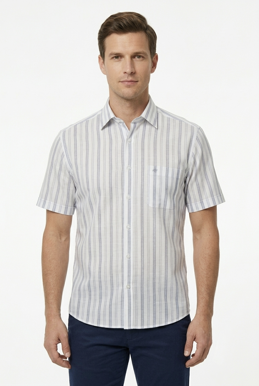 Camisa manga corta un corte moderno rayas azul marino