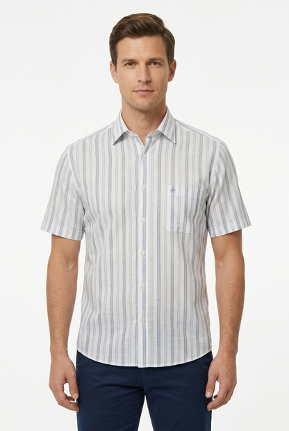 Camisa manga corta un corte moderno rayas azul marino