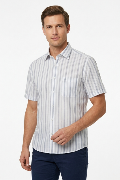 Camisa manga corta un corte moderno rayas azul marino