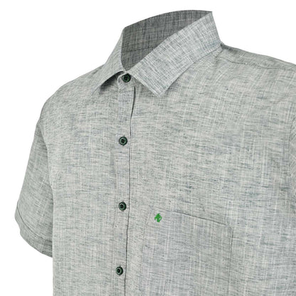 Camisa manga corta verde.