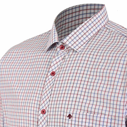 Camisa de vestir con patrón de cuadros y toque moderno en rojo