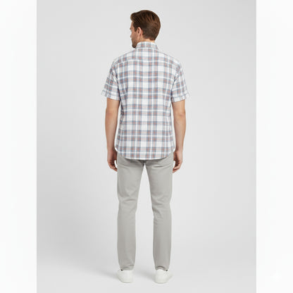 Camisa manga corta blanca con cuadros azul marino y rojo