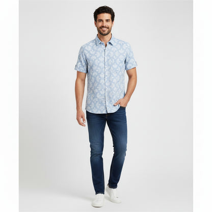 Camisa manga corta azul cielo con flores blancas